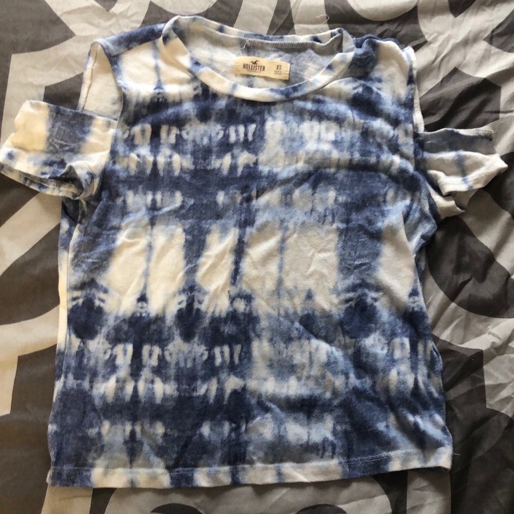 Blue tie die Cropped Hollister shirt.
